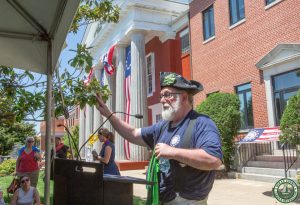 07.04.2026 Tim Hart holds up four fingers for bells